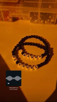 Arctic Monkeys Beaded Bracelet, I Wanna Be Yours Bracelet, Couple Beaded Bracelets Diy, Cute Couple Bracelets Diy, Bracelet For Bf, Bead Bracelet Ideas Aesthetic, Ideas Para Pulseras Aesthetic, Matching Bracelets Aesthetic, Bf Bracelets