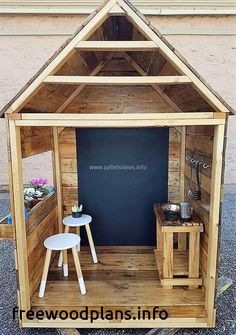 a small house made out of wooden pallets