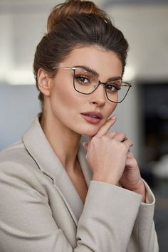 Oprawki korekcyjne Bergman o kształcie kociego oka. Oprawki ze złotymi zdobieniami wystylizowane z beżową marynarką. Stylizacja w biznesowym stylu. Optician Training, Chic Glasses, Womens Glasses Frames, Fashion Future, Four Eyes