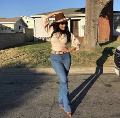 Balie Outfits Mexican, Balie Outfits, Latina Cowgirl Outfits, Outfit Ideas Latina, Baile Fits, Summer Cowgirl Outfits, Vaquera Fits