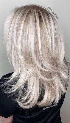 Silver Blonde Hair, Stacked Bob, Blonde Hair With Bangs, Silver Blonde, Growing Out Short Hair Styles, Blending Gray Hair, Trendy Short Hair, Trendy Haircuts, Bob Haircut