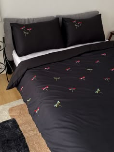 Black Simple Collar   Animal  Embellished   Home Textile Embroidered Bedsheets, Bed Sheet Ideas, Cnc Door, Indigo Bedding, Bed Cover Design, Embroidery Cushion, Bed Of Roses