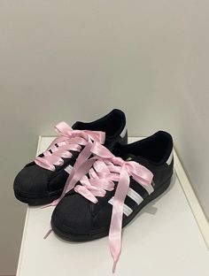 Adidas Superstar Aesthetic, Pink Superstars, Superstars Outfit, Black Adidas Superstar, Black Superstars, Superstars Adidas, Adidas Superstar Pink, Adidas Superstar Black, Superstar Adidas