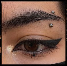 Eyebrow Piercing Idea Persings Eyebrow, Small Eyebrow Piercing Jewelry, Piercing Ideas Eyebrow, Woman Eyebrow Piercing, Girl Eyebrow Piercing, Eyebrow Percinings, Brow Piercing Women, Piercings Eyebrow Girl