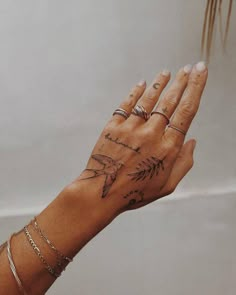 Back Of Hand Tattoos, Bird Hand Tattoo, Tattoo Main, Botanisches Tattoo, Simple Hand Tattoos, Butterfly Hand Tattoo, Vogel Tattoo, Tato Minimal, Tato Henna