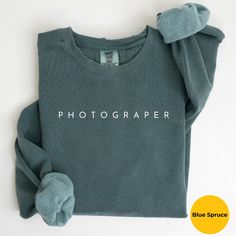 Comfort Colors Photographer sweatshirt Gift For Photographer Gifts Camera T-Shirt Photography Lover Tee  Photography T Shirt Sweat ✦ KEY FEATURES Comfort Colors 1566 UNISEX (NOT WOMEN'S SIZE) relaxed fit, medium-heavy fabric sweatshirt. Made from 80% ring-spun cotton, 20% polyester. For an oversized look, please go up 2 or 3x your normal size according to your needs. ✦ SIZING Please refer to the sizing chart in the pictures above to find your perfect fit. ✦ RETURNS AND EXCHANGES Not accepted. Al Pre-shrunk Long Sleeve Sweatshirt, Pre-shrunk Long Sleeve Sweatshirt For Everyday, Everyday Long Sleeve Sweatshirt, Green Pre-shrunk Hoodie With Crew Neck, Green Branded Sweatshirt For Fall, Green Branding Sweatshirt For Fall, Green Pre-shrunk Crew Neck Hoodie, Green Sweatshirt With Branding For Fall, Green Letter Print Sweatshirt For Everyday