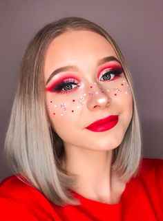 Christmas Theme Makeup Ideas, Cute Elf Makeup Looks Christmas, Christmas Freckles Makeup, Candy Cane Makeup Look, Christmas Aesthetic Makeup, Dress Like A Candy Cane Day At School, Candy Cane Makeup Ideas, Candy Cane Eye Makeup, Christmas Make Up Idea