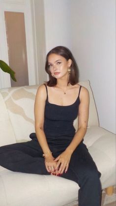 Emma Aurora Shoulder Length Hair Aesthetic, Short Hair Outfits Casual, Short Hairstyle Women Asian, Short Hair With Face Framing, Shoulder Length Hair Round Face, Short Hair Length, Shortish Hair, Short Hair Outfits, Brown Hair Inspo