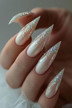 White Nailart Nails, Glitter Tip Nail Designs, Pearl Manicure Ideas, White Pretty Nails, Pearl Design Nails, Nail Designs With Pearls, Nails With Pearls On Them, Pearl Nails Design, Pearl Nail Ideas