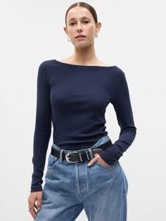 Soft knit stretch cotton and modal t-shirt.  Boatneck.  Long sleeves.  Straight silhouette with a slim fit.  Hits at the hip.  Models wearing Gap Boat Neck Shirt, Quoi Porter, Boat Neck Tops, Fashion Mistakes, Style Mistakes, Looks Vintage, Boat Neck, Stretch Cotton, Work Outfit