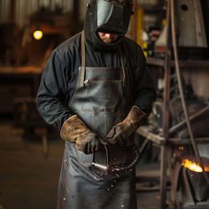 Introducing our Leather Welding Apron: the ultimate fusion of craftsmanship and protection for welders. Handcrafted from premium leather, our apron offers unparalleled durability and safety in the workshop. Bar Apron, Welding Apron, Welding Gear, Barber Apron, Craft Apron, Welding Table, Leather Apron, Leather Duffle Bag, Leather Duffle