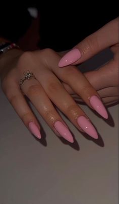 Nails Badem, Light Pink Nails With Design, Greece Nails, Chic Nail Art, Gel Toe Nails, Pink Gel Nails, Light Pink Nails, Pretty Gel Nails, Rose Nails