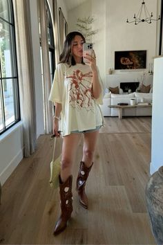 Texas Summer Outfits, Cowboy Boots Outfit Summer, Western Inspired Outfits, Summer Boots Outfit, Country Concert Outfits, Cowboy Boot Outfits, Casual Country Outfits, Concert Outfit Ideas