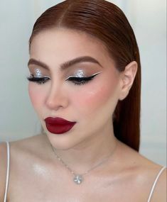 Silver Makeup Red Lips, Red And Silver Makeup, Makeup Invierno, Social Glam Makeup, Red Prom Makeup, Maquillage Yeux Cut Crease, Birthday Makeup Looks, Makeup Ojos, Silver Makeup