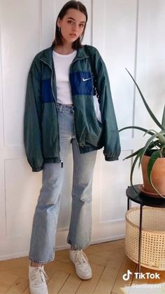 Women Windbreaker Outfit, 80s Jacket Outfit, 90s Jacket Outfits, 90s Windbreaker Outfit, Nike Sweater Outfit, Nike Windbreaker Outfit, Cute Rain Jacket, 2025 Outfits, Vintage Aesthetic Outfits