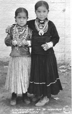 +~+~ Antique Photograph ~+~+ Daughters of the Navajo Silversmith - Native American Children, American Children, Native American Peoples, Native American Heritage, We Are The World, Photo Vintage, Native American History, Native American Culture