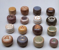 there are many different types of knobs on the table together, including one with an om symbol