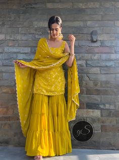 Sharara Suit For Haldi Ceremony, Sarara Dress For Haldi, Sharara Plus Size, Mehndi Dress For Girl, Sharara Designs For Haldi, Haldi Outfit Ideas For Guest, Sharara Designs For Mehndi, Haldi Dress Outfits, Sahara Outfit Women