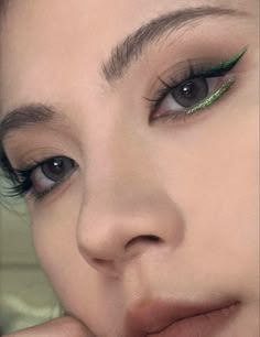 Green Eye Makeup Asian, Dark Green Douyin Makeup, Dark Green Eye Makeup, Dark Green Makeup, Makeup Artist Tips, Green Makeup