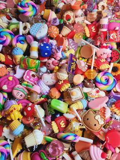 mini scoop comes with around 25-30 charms med scoop around 50 charms large scoop around 75 charms Bead Charms Bracelet, Cool Charms, Moldable Plastic, Plastic Charms, Charm Ideas, Kawaii Charms, Charms For Bracelets, Bracelets Charms, Pink Teddy Bear