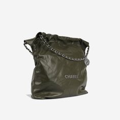 Carefully crafted from calfskin leather, Chanel presents their 22 Tote bag. The chicest item for the lady that wants to carry everything around with them, this bag features Chanels classic interwoven back straps along with top handles to carry it handheld. This piece from 2022 is a well worthy addition to any luxury handbag collection. SPL Exterior Olive green shiny calfskin leather Silver tone hardware Chanel front logo Interwoven chain and leather shoulder strap with charm Plaque series Unused condition Interior Matching fabric interior One zip pocket Chanel embossed leather logo Removable pouch Unused condition Sold with box, dustbag and pochette SPL Height 37cm Width 37cm Depth 6cm Handbag Collection, Cross Bag, Rose Gold Hardware, New Green, Chanel Bags, Timeless Handbag, Leather Silver, The Lady, Exclusive Bag