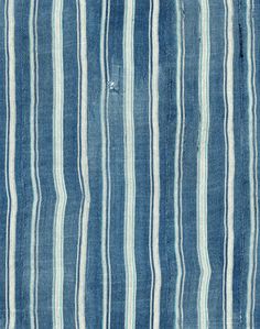 a blue and white striped rug with vertical stripes on the bottom, in an old fashion style