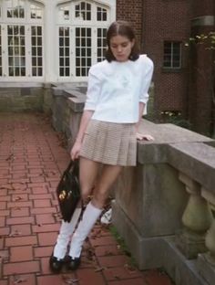 Personal Energy, Woman Standing, Bella Hadid, Looks Vintage, Playing Dress Up, Passion For Fashion, Fashion Inspo Outfits