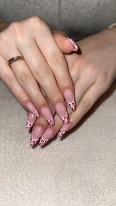 pink almond cheetah nails Pink Almond Nails Aesthetic, 2000s Nails Almond, Almond Nails Cheetah Print, Pink Cheetah French Tip Nails, Almond Nails Leopard Print, Almond Cheetah Print Nails, Pink Leopard Nails Designs, Pink Leo Nails, Cheetah Nails Stiletto