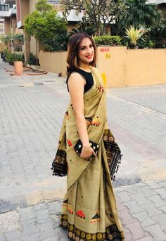 Teacher Looks Outfit Saree, Saree Professional Look, Cotton Saree For Office Wear, Professional Saree Look For Office, Saree Look For Traditional Day In College, Professional Saree Look Teacher, Saree For Interview, Saree Office Wear, Mekhela Sador Blouse Design