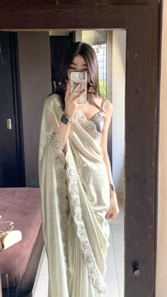 Farewell White Saree, Traditional Indian Saree Aesthetic, Best Saree Look For Farewell, White Saree Aesthetic, Sharara Aesthetic, Grad Saree, Beautiful Indian Dresses, Cute Saree, Farewell Saree