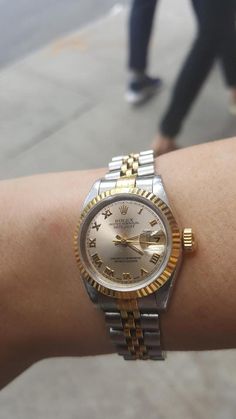 Burberry Watch Women, Women Diamond Rings, Rolex Date Just, Casual Watches Women, Women Apple Watch, Women Gold Necklace, Tory Burch Watch, Apple Watch Bands For Women, Rings For Women Gold