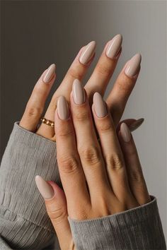 Nails Inspiration Light Colors, Minimalist Nails Neutral Colors, Classy Nail Paint, Neutral Nails No Design, Simple Soft Nails, Neutral Fall Transition Nails, Neutral Color Design Nails, Taupe Wedding Nails, Neutral Coloured Nails