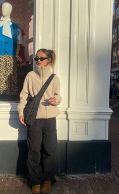 Ny Fall Fashion Street Styles, Fall Fashion University, English Womens Fashion, Morning Walk Outfit Winter, Winter Outfits 23/24, Mid Zip Sweater Outfit, Fisher Vest Outfit, Cold Weather Europe Outfits, Ugh Winter Outfits