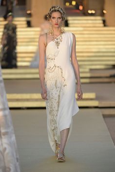 Dolce & Gabbana Alta Moda - la sfilata nella Valle dei Templi | Vogue Italia Valley Of The Temples, Dolce Gabbana Alta Moda, Vogue Germany, White Gowns, Black Gown, Dolce E Gabbana, Vogue Paris, Couture Collection