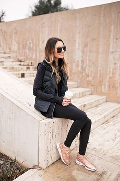 rose gold sneakers + black yoga leggings + black bubble vest + aviators l casual leggings outfits for fall #sporty #casualstyle #leggings Sneakers Outfit Work, Tennis Outfits, Tennis Shoes Outfit, Trendy Outfits Winter, Trendy Winter, Winter Mode