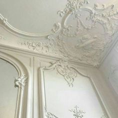 an ornately decorated wall and ceiling in a room with white paint on the walls