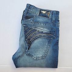 Brand New Men's Robin's Jeans! 100% Authentic! Made In Usa! Item Does Not Come With Tags/Gold Wings! Real American Jeans Designed In The City Of Angels Robin's Jean Is Known For Its Unique And Antique Style This Jean Is Constructed Using Premium Rigid Denim For Both Style And Durability. Blue And Clear Swarovski Crystals Embellished Slim Fit Style 5 Pockets Construction Belt Loops Embroidered Wings Logo 31" Inseam 6" Side To Side Leg Opening Zip Fly Button Closure 98% Cotton, 2% Elastane Machine Robin Jeans, Robins, American Jeans, Wings Logo, Designer Jeans, New Man, Slim Fit Jeans, Antique Style, Fitness Fashion