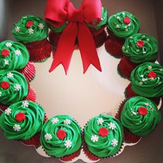 cupcakes are arranged in the shape of a wreath