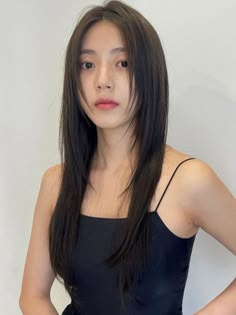 long sleek layered black hair Long Straight Hairstyles, Korean Hairstyles, Korean Hair Color, Straight Hair Cuts, Haircuts For Medium Hair, Haircuts Straight Hair, Long Hair With Bangs, Hair Images, Hair Stylist Life