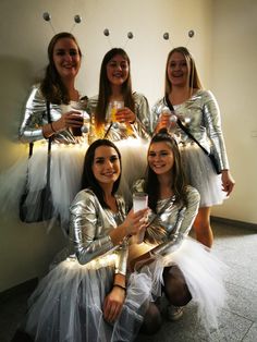 Space Girl Costume, Girl Group Halloween Costumes, Diy Group Halloween Costumes, Makeup Zombie, Best Group Halloween Costumes, Carnaval Outfit, Space Girls, Costume Carnaval