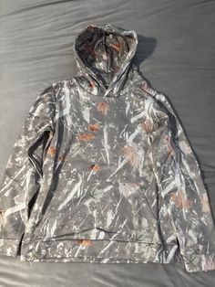 Trendiger, oversized Camo Pullover/Hoodie Tasche vorne Größe klein aber passt groß Camo Sweatshirt, Camo Hoodie, Nov 6, Pocket Size, Sweatshirt Hoodie, Front Pocket, Pullover Hoodie, Camo, Sweatshirts Hoodie