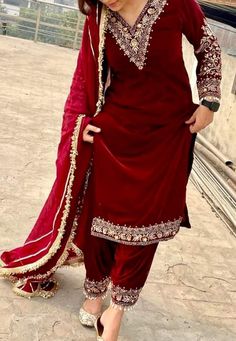 Velvet Suit Pakistani Style, Velvet Suit Salwar Design, Red Velvet Suit Designs Indian, Punjabi Suit For Wedding Function, Valvet Suite Design Indian, Valvet Suite Design With Laces, Velvet Suits Designs, Embroidery On Velvet Suits, Velvet Salwar Suit Designs