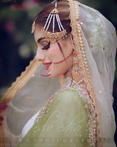 Dulhan Pose Wedding Photos, Nikkah Look, Pose Wedding, Asian Bridal Makeup, Desi Wedding Dresses, Bride Floral, Bride Photoshoot, Bridal Dresses Pakistan, Pakistani Wedding Outfits