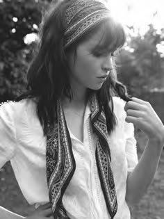 Boho Hair Bandana, Head Scarf Styles With Bangs, Women With Headscarf, Headscarf With Bangs, 60s Scarf Hairstyles, Hair Scarf With Bangs, Square Scarf Tying Hair, Hairstyles With Headscarf, Hairband With Bangs