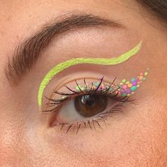 Colored Liner Eye Looks, Easter Eyeliner, Pastel Graphic, Vampire Bride, Cute Eye Makeup, Face Art Makeup, Graphic Makeup, Rave Makeup, Graphic Eyeliner