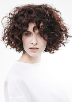 Sassoon Academy | Radiant FW2015 Inverted Bob Haircuts, Trendy Bob Hairstyles, Hairstyles Curls, Curls Hairstyles, How To Curl Short Hair, Hair Styler, Short Curly Hair, Short Bob Hairstyles, Curled Hairstyles