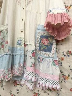 Shabby Chic Outfits, Artisanats Denim, Sewing Vintage, Wearable Art Clothing, Shabby Chic Clothes, Repurposed Clothing, Altered Couture, Duster Jacket, Altering Clothes