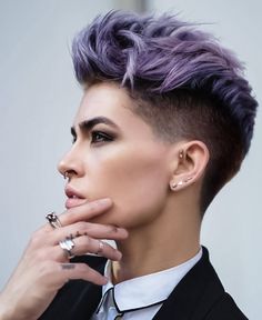 Purple Pixie Cut, Short Summer Haircuts, Androgynous Haircut, Androgynous Hair, Shaved Side Hairstyles, Tomboy Hairstyles