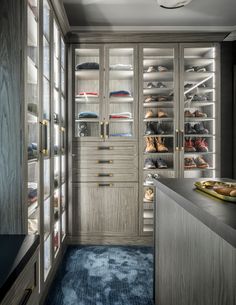 Mens Closet with Wood Cabinets and Blue Carpeted Floor İn this men’s closet, the wood cabinets, black hardware, and the blue carpeted floor offer an elegant look. Aubergine Interior, Shoes Cabinet Ideas, Masculine Closet, Shoe Storage Display, Shoe Storage Basket