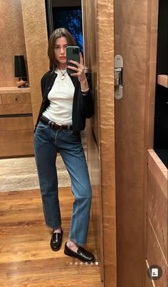 Kaia Gerber, Monica Bellucci, Fashion Mistakes, How To Pose, 가을 패션, Outfit Inspo Fall, Looks Style, Fall Winter Outfits, Vintage Levis